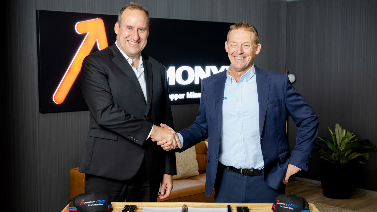 L-R: Harmony Chief Development Officer Johannes Van Heerden and Thiess Group Executive Chair and CEO Michael Wright formalise a $700M alliance agreement to deliver mining services for the Eva Copper Mine in North Queensland.
